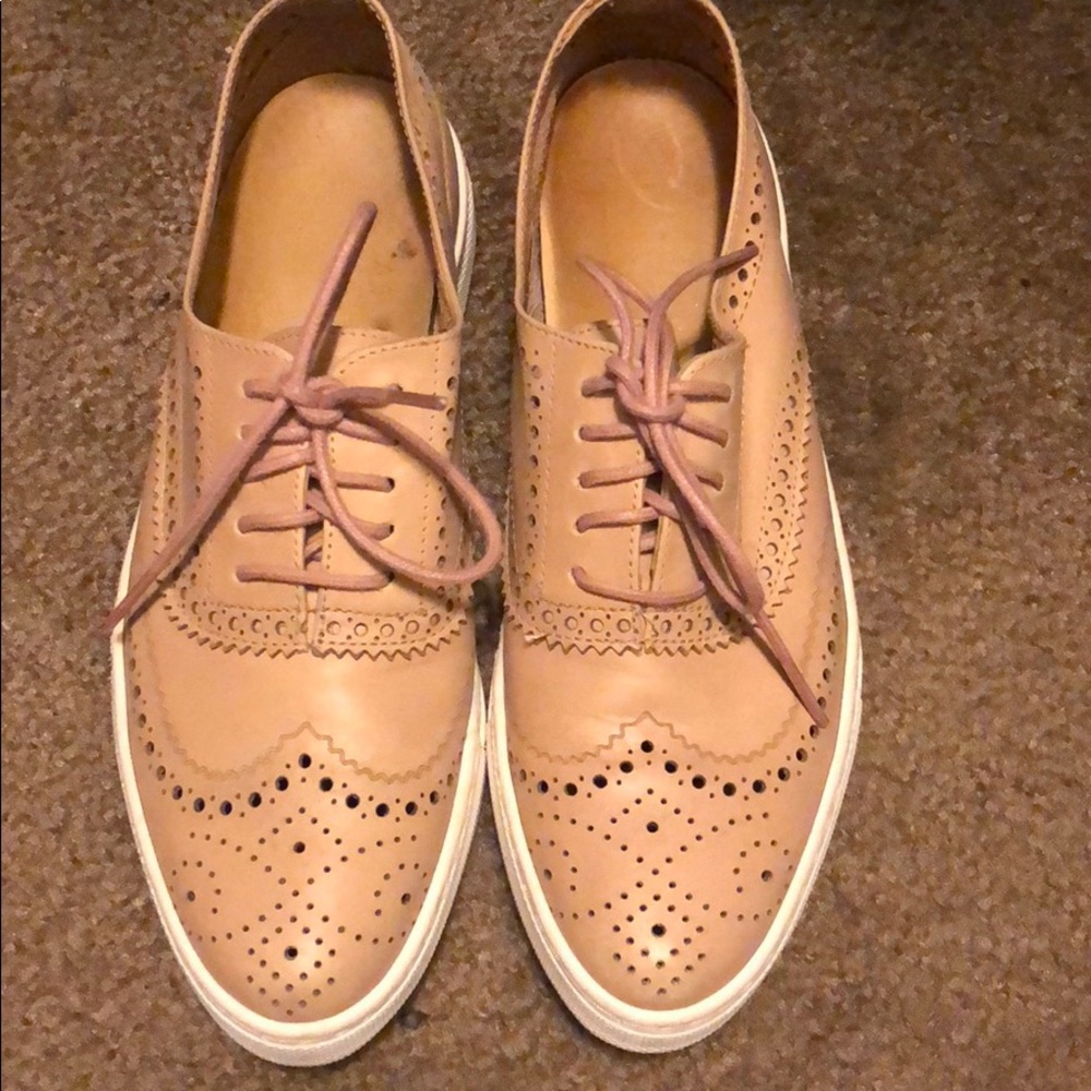 Women’s laced oxford nude color